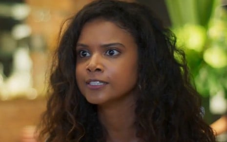 A atriz Aline Dias faz uma expressão de raiva durante gravação de cena de Salve-se Quem Puder, novela das sete da Globo