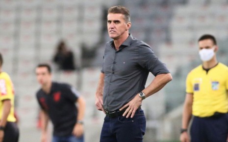 O técnico do Corinthians, Vagner Mancini, na lateral de com a mãos no quadril, ele veste calça jeans e camisa social cinza