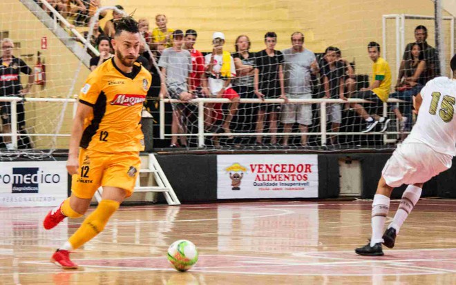 Bruno Carneiro Nunes, o Fred Desimpedidos, dribla jogador do Santos em partida de futebol de salão pelo Magnus de Sorocaba
