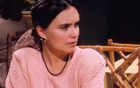 Regina Duarte com expressão séria em cena como a personagem Raquel Acioli em Vale Tudo (1988)