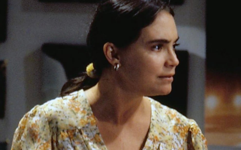 A atriz Regina Duarte com expressão séria em cena da novela Vale Tudo