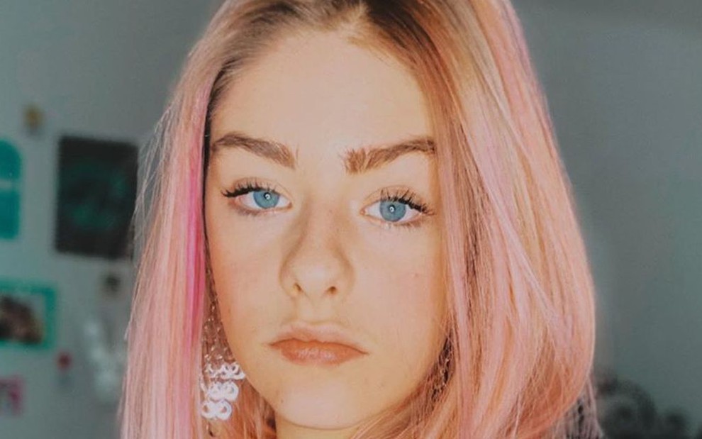 Valentina Schulz de cabelo chanel, liso, na cor pink