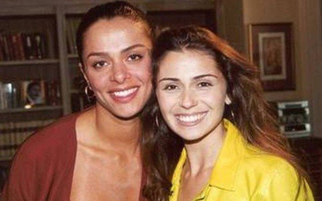 Vanessa Machado e Giovanna Antonelli abraçadas em foto de divulgação da novela Laços de Família