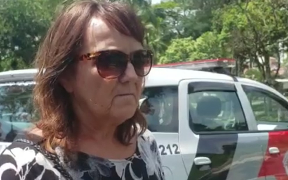 Maria Tereza Pereira, prima de Gugu, fala com a imprensa após ser furtada no enterro do apresentador em São Paulo