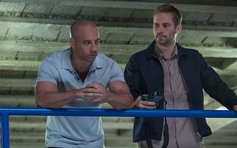 Vin Diesel e Paul Walker conversam em cena do filme Velozes & Furiosos 6