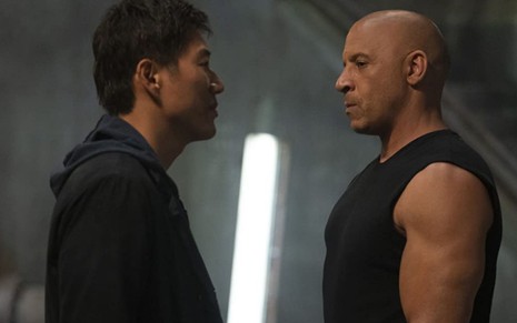 Sung Kang e Vin Diesel se encaram em cena do filme Velozes & Furiosos 9