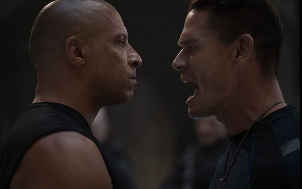 Vin Diesel e John Cena se encaram em cena do filme Velozes & Furiosos 9