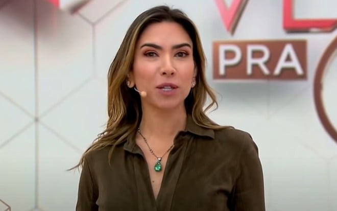 Patricia Abravanel com expressão séria no cenário do Vem Pra Cá