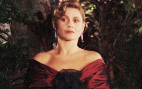 A atriz Vera Fischer com expressão desconfiada como a personagem Jocasta em cena da novela Mandala