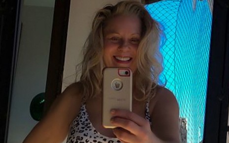 Vera Fischer sorri em foto tirada em frente ao espelho e publicada no Instagram neste domingo (18)