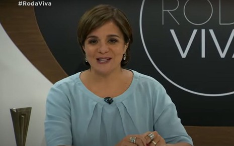 Imagem de Vera Magalhães no Roda Viva, da TV Cultura