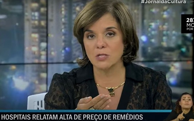 Vera Magalhães de blusa preta na bancada do Jornal da Cultura