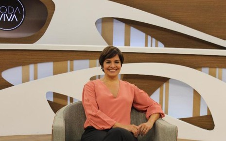Vera Magalhães sentada no estúdio do programa de entrevistas Roda Viva, da TV Cultura