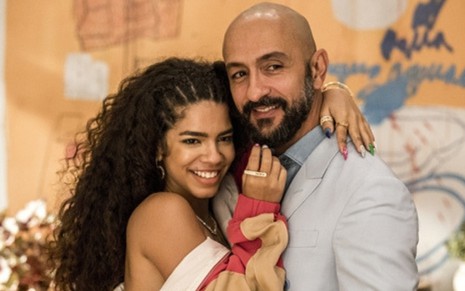 Os atores Maria e Irandhir Santos posam para foto abraçados nos bastidores da novela das nove da Globo, Amor de Mãe