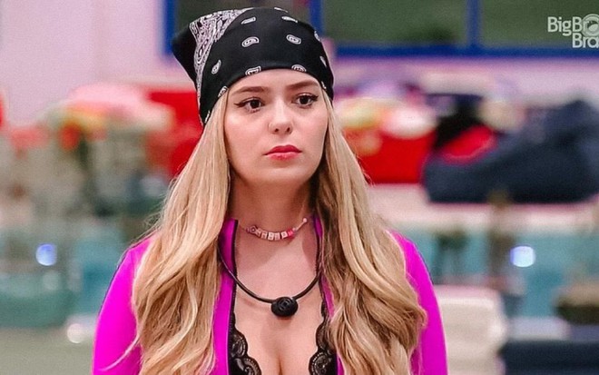Viih Tube com blaser rosa e bandana preta na cabeça