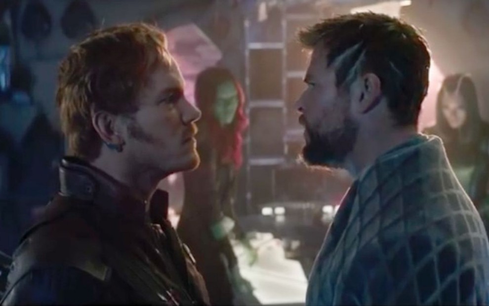 Chris Pratt (Peter Quill) e Thor (Chris Hemsworth) se encaram em cena de Vingadores: Guerra Infinita (2018)