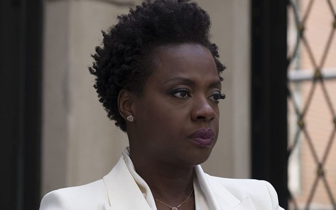 A atriz Viola Davis com expressão séria em cena do filme As Viúvas (2018)