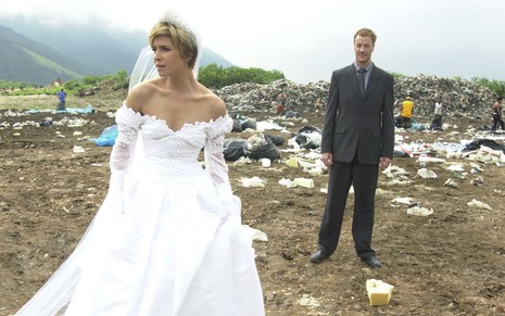 Com vestido de noiva, Giovanna Antonelli está em um lixão ao lado de Guilherme Weber em cena de Da Cor do Pecado