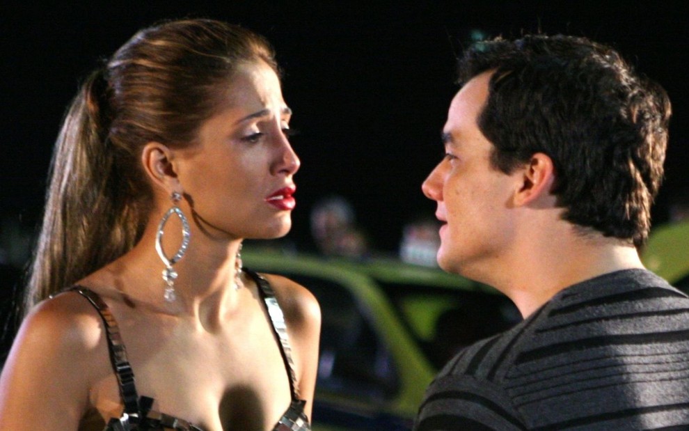 Bebel (Camila Pitanga) e Olavo (Wagner Moura) em cena externa de Paraíso Tropical, novela de 2007 da Globo