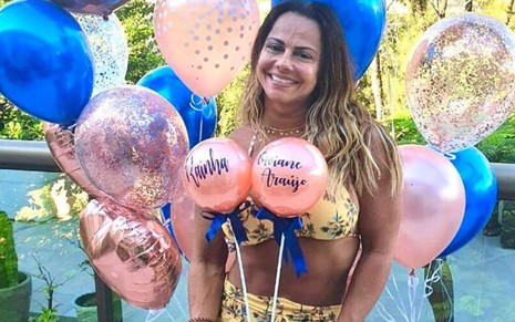 Viviane Araújo comemora 45 anos com bexigas em sua casa, no Rio de Janeiro, em 25 de março de 2020