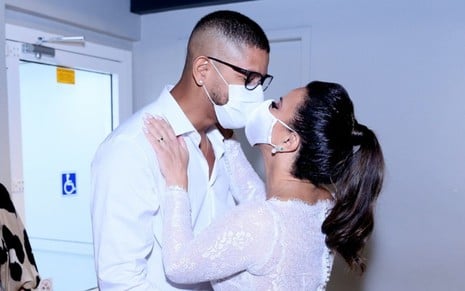 Viviane Araujo e Guilherme Militão, de máscara, se 'beijam' em cartório durante casamento