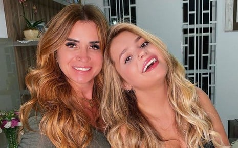 Viviane Mara e Viih Tube sorridentes em foto publicada no Instagram