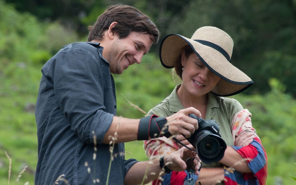 Vladimir Brichta mostra uma foto na câmera digital para Adriana Esteves em cena do filme Real Beleza (2015)
