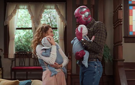 Elizabeth Olsen e Paul Bettany seguram bebês no colo em cena de WandaVision