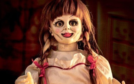 A personagem/boneca Annabelle no filme Annabelle, produção da Warner Bros.