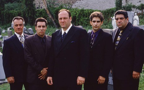Os atores James Gandolfini, Steven Van Zandt, Michael Imperioli, Vincent Pastore e Tony Sirico em cena da primeira temporada da série The Sopranos