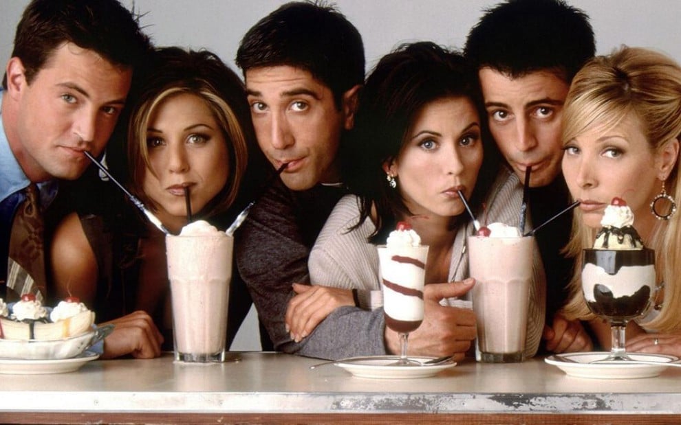 A partir da esquerda, os atores Matthew Perry, Jennifer Aniston, David Schwimmer, Courteney Cox, Matt LeBlanc e Lisa Kudrow bebem milkshakes olhando para a câmera