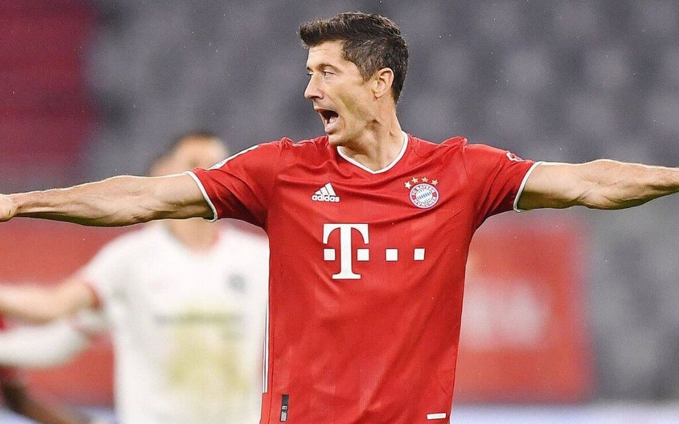 Com os braços abertos, Robert Lewandowski olha para o lado e grita com os companheiros do Bayner de Munique