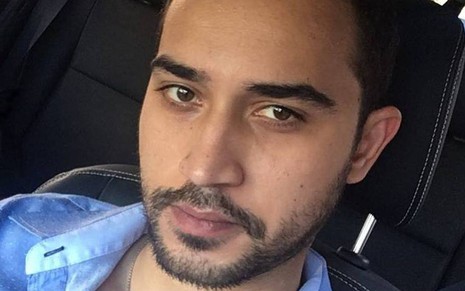 Wesley Loyola Camargo em selfie, de barba e camisa azul