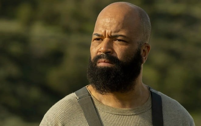 Careca e barbudo, Jeffrey Wright aparece com uma feição preocupada na terceira temporada de Westworld