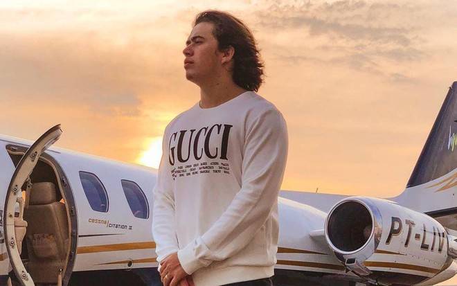 Whindersson Nunes posa em frente ao jatinho de modelo Cessna Citation II