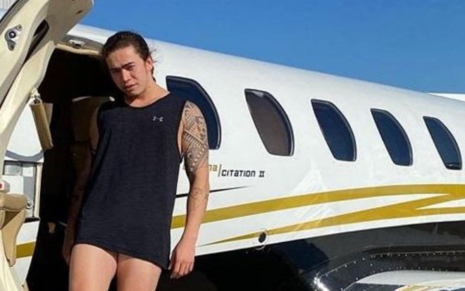 O humorista Whindersson Nunes ao lado de seu jatinho particular, que custa R$ 1,8 milhão