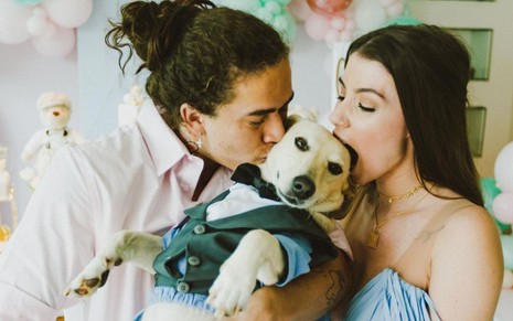 Imagem de Whindersson Nunes (à esq.) e Maria Lina abraçando sua cadela vestida de azul