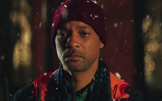 O ator Will Smith com expressão triste e usando roupas de frio em cena como Howard Inlet de Beleza Oculta (2016)