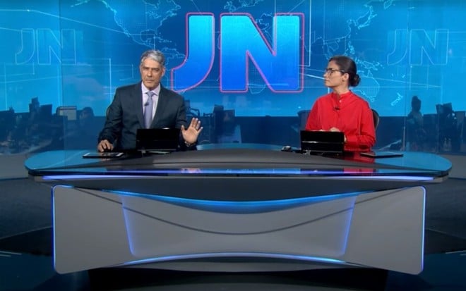 Imagem de William Bonner e Renata Vasconcellos na bancada do Jornal Nacional