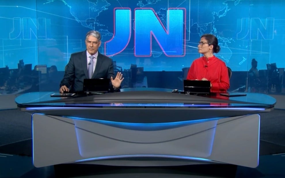 Imagem de William Bonner e Renata Vasconcellos na bancada do Jornal Nacional