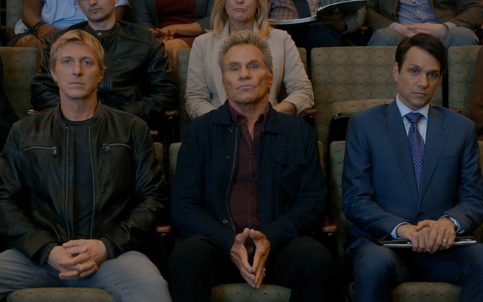 William Zabka, Martin Kove e Ralph Macchio sentados em cena da terceira temporada de Cobra Kai