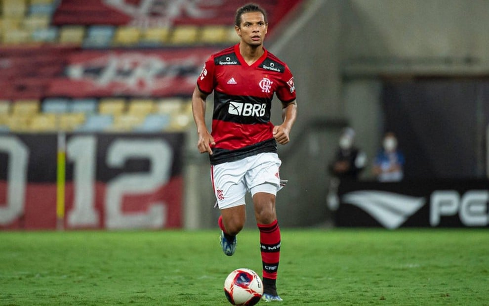 Willian Arão em ação pelo Flamengo, com a bola à sua frente