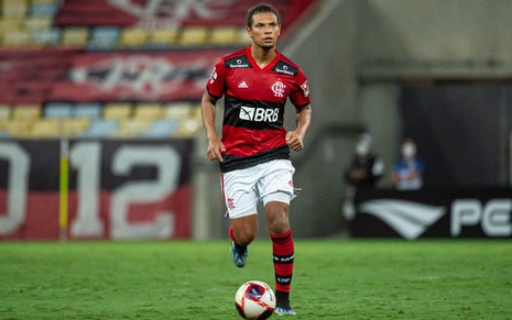 Willian Arão em ação pelo Flamengo, com a bola à sua frente