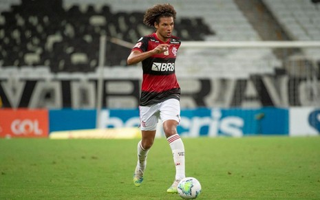 Meio-campista Willian Arão com a bola em ação em jogo do Flamengo