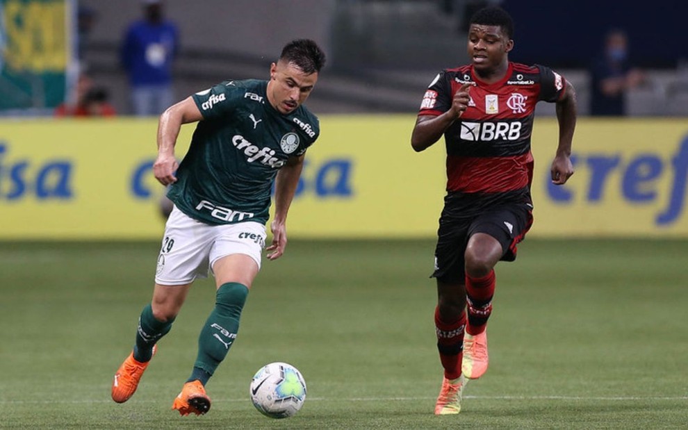 Willian e Lincoln disputam a bola em Palmeiras x Flamengo, pelo primeiro turno do Brasileirão