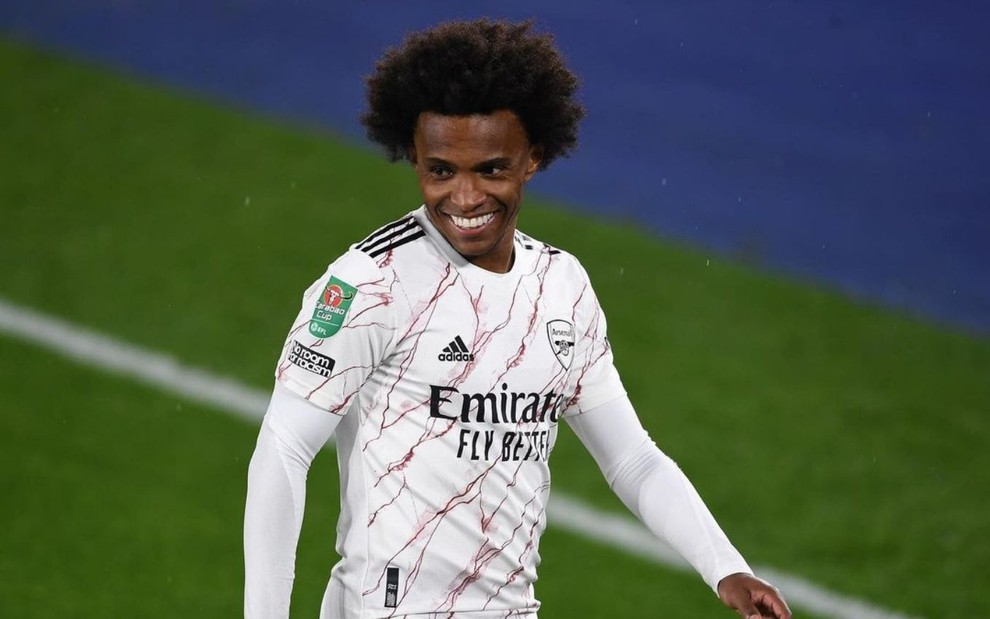 Meio-campista Willian, do Arsenal, sorri em jogo de sua equipe