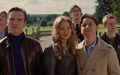 Os atores Nicholas Hoult, James McAvoy, Michael Fassbender, Lucas Till, Jennifer Lawrence e Caleb Landry Jones em cena de X-Men - Primeira Classe