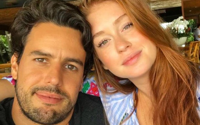 Marina Ruy Barbosa e Xandinho Negrão em foto romântica com os rostos juntinhos