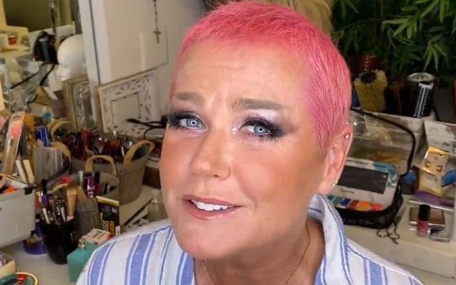 Xuxa de cabelo rosa para o Baile da Vogue 2020 em 7 de janeiro de 2020