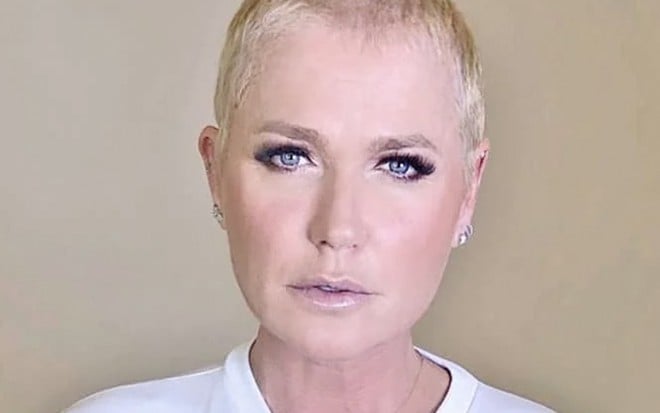 A apresentadora Xuxa Meneghel com uma blusa branca